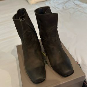 Booties with a great detail